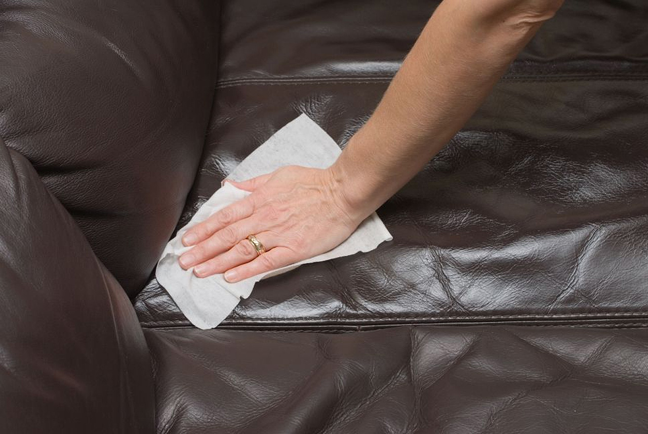 Vệ sinh sofa da như thế nào để không bị hỏng da